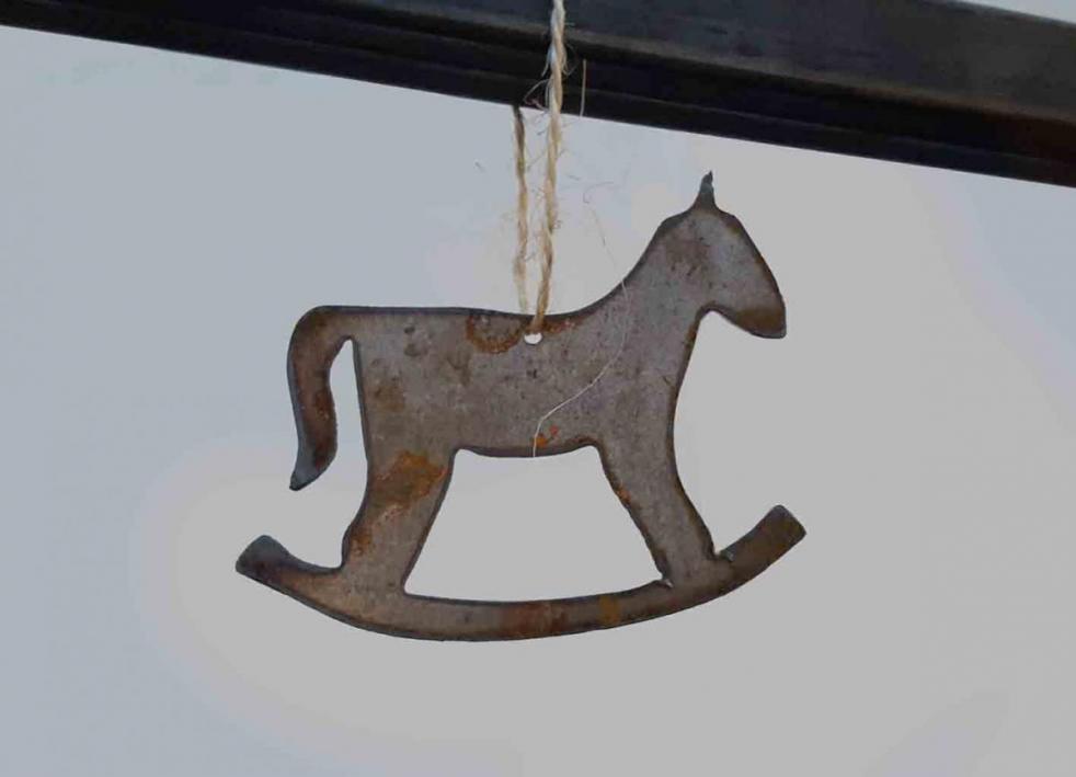 Schaukelpferd aus Metall ausgeschnitten